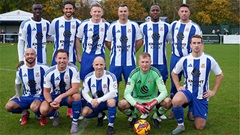 Gặp gỡ đội bóng toàn ‘hổ báo cáo chồn’ đang thắng tưng bừng tại Anh